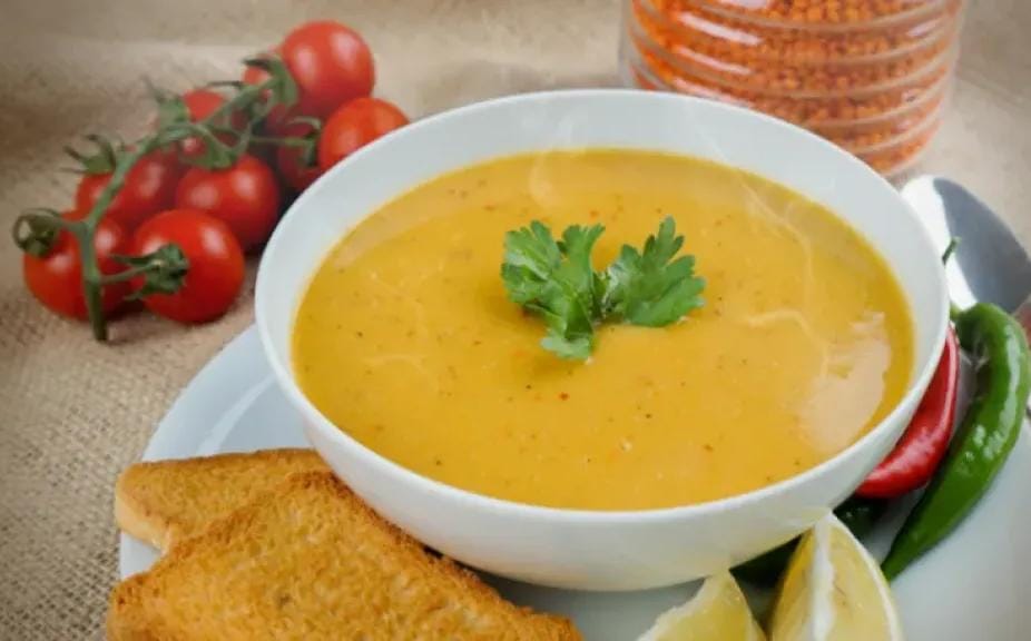 لماذا ينصح الأطباء بتناول شوربة العدس خلال الطقس البارد؟