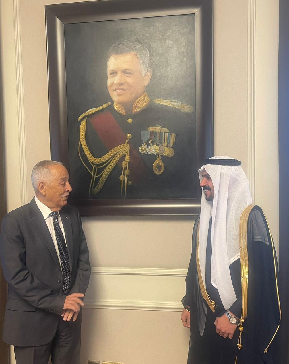 الشيخ أمجد ندى الشرعة يقدّم واجب العزاء لمعالي يوسف العيسوي بوفاة شقيقته