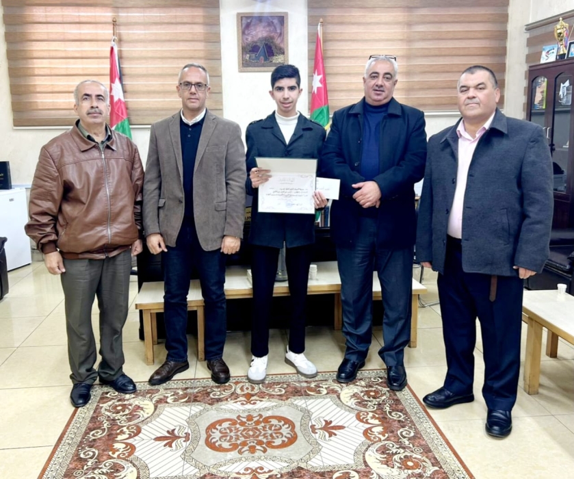 جويعد يكرم الطالب أحمد عبدالغني