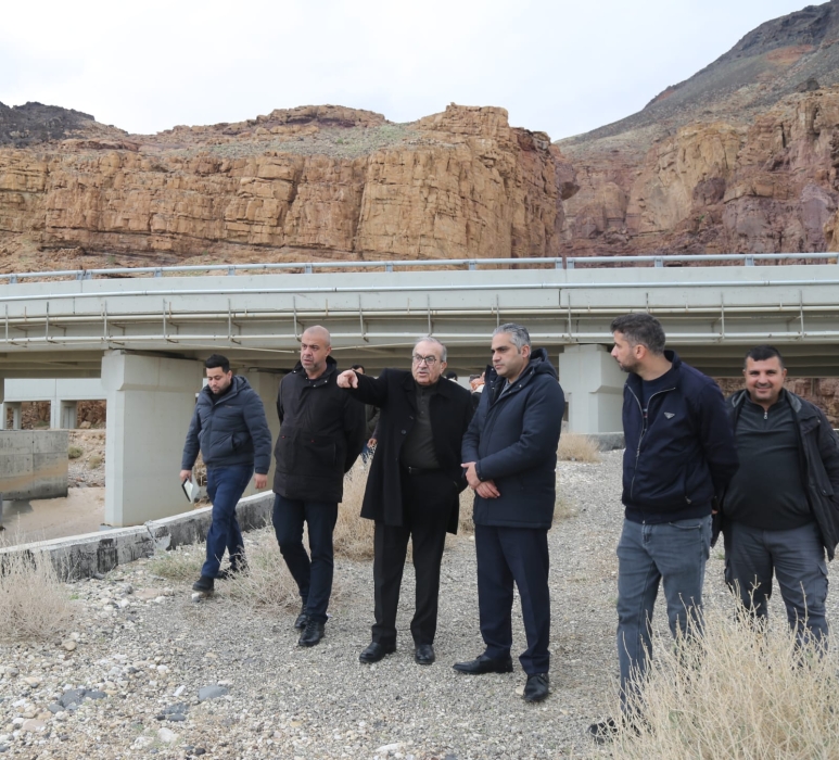أبو السمن يتفقد جسور البحر الميت ويوجه بتعزيز حمايات مخارج جسري زرقاء ماعين وشقيق بشكل جذري عقب السيول...صور