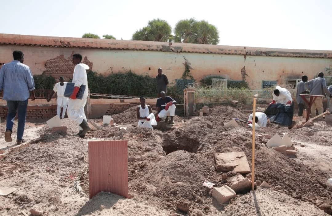 تواصل عمليات نقل ودفن رفاة شهداء معركة الكرامة بالخرطوم