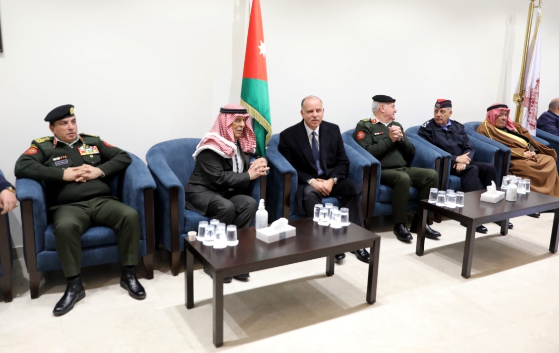 مندوباً عن الملك.. الأمير فيصل يقدّم واجب العزاء لرئيس الديوان الملكي بوفاة شقيقته...صور