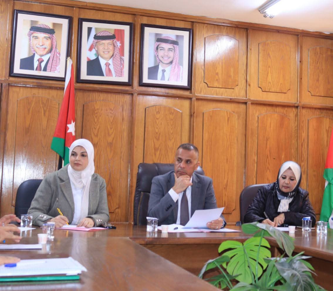 الهديرس يؤكد أهمية تفعيل منصة سراج والاستعداد لتطبيق دراسة PIRLS في مدارس لواء الجامعة.