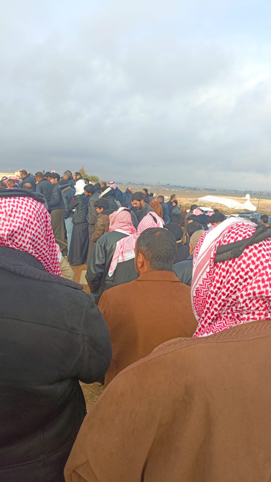 فاجعة تهزّ لواء الجيزة: تشييع الشاب علي الفايز ونجليه إثر حادث غرق مؤلم..صور