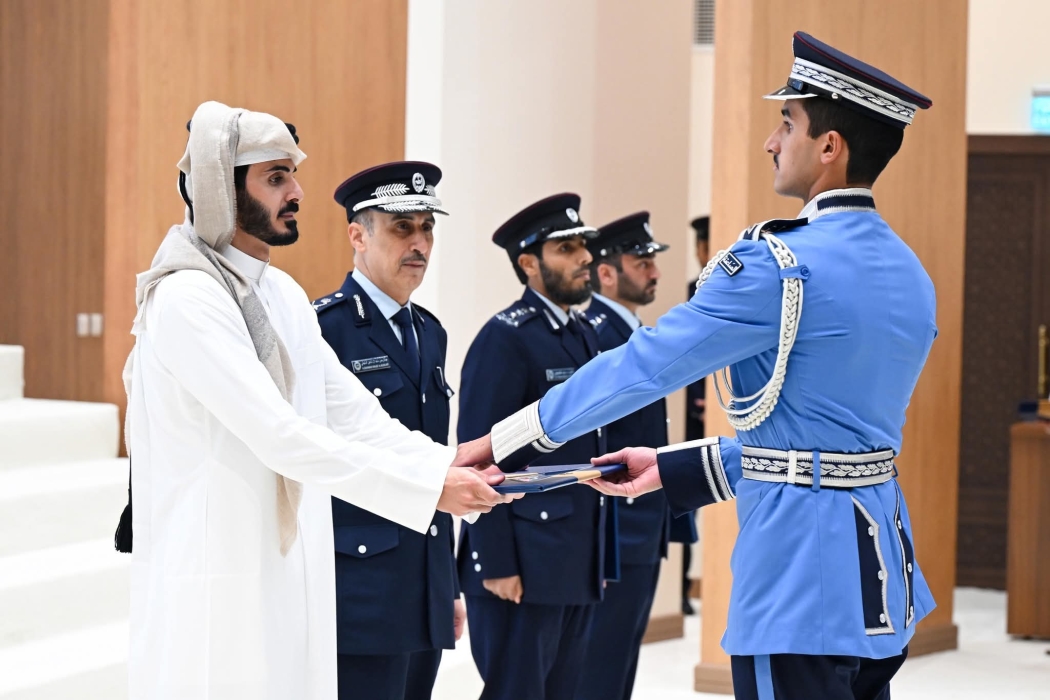 الشيخ خليفة بن حمد آل ثاني يشهد تخريج الدفعة الثامنة بكلية الشرطة بمشاركة ضباط أردنيين صور