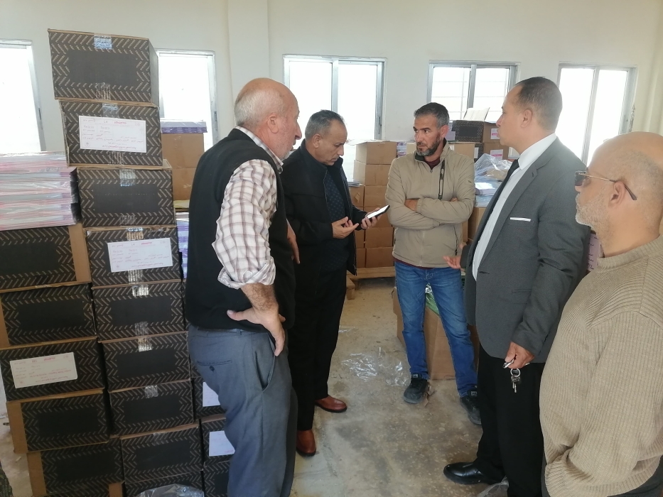 العقيل يتابع جاهزية مستودعات الكتب بتربية ذيبان.