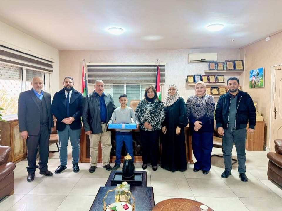 العجارمة تكرم الطالب محمد المحاميد