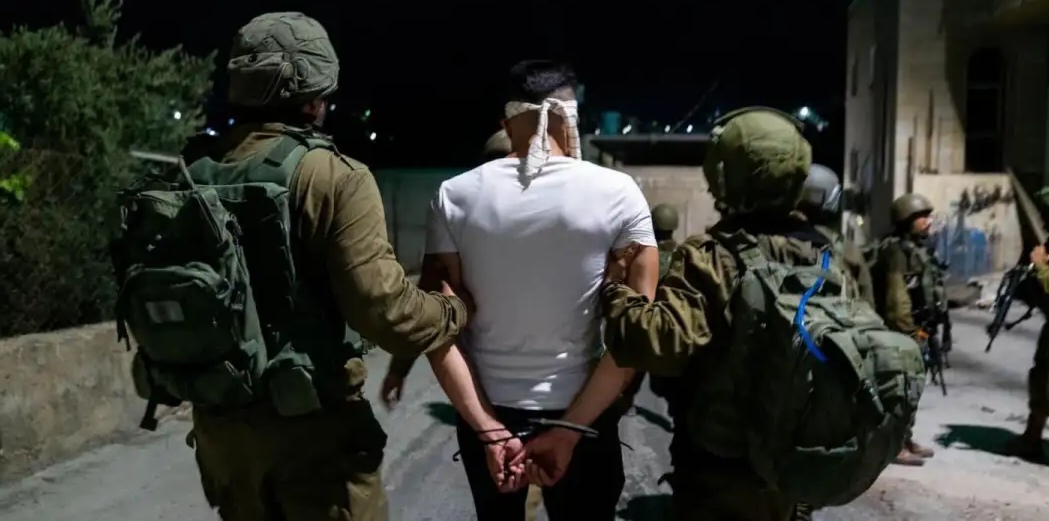 الاحتلال يعتقل 24 فلسطينيا بالضفة ويشن عملية عسكرية في الخليل