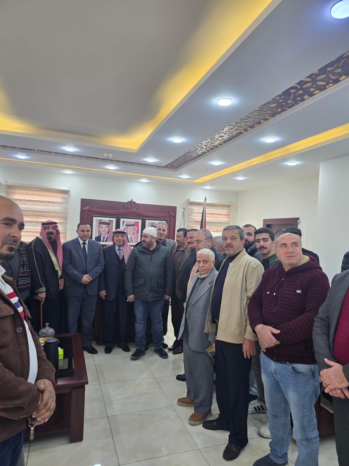 محافظ الزرقاء: القانون سيُطبق بحزم وأبناء عشيرة التميمي يجددون ثقتهم بالأجهزة الأمنية...صور