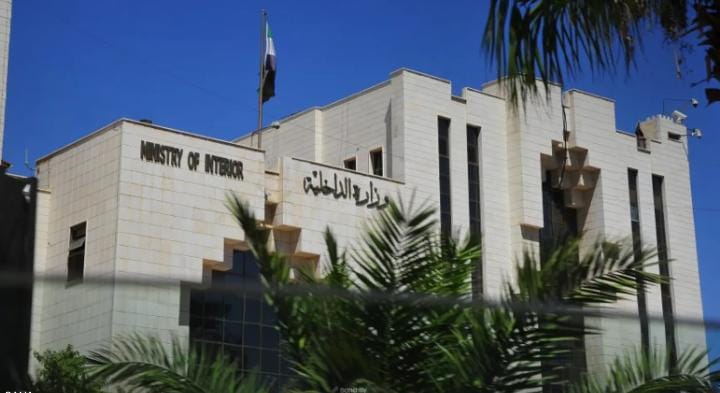 الداخلية السورية تعلّق على التطورات بشأن سجون الدواعش
