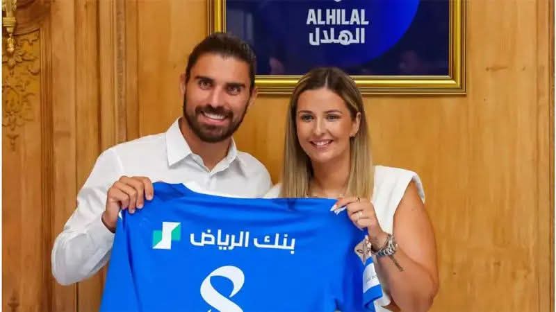 زوجة نجم الهلال السعودي تثير جدلاً حول مستقبله مع الزعيم