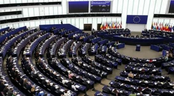 أوروبا تجمّد المصادقة على الاتفاق التجاري مع أميركا