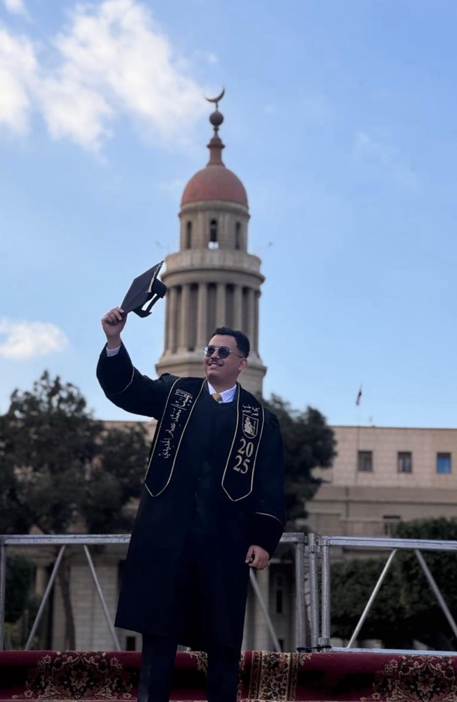 الشيخ أبو عبدالكريم الحديدي يبارك لابن عمه تخرجه من كلية الطب