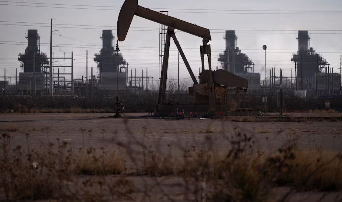 انخفاض أسعار النفط في ظل توقعات بزيادة مخزونات الخام الأمريكية