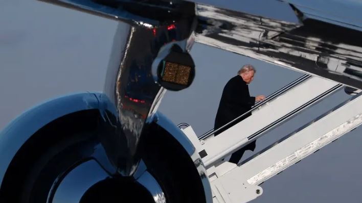 طائرة ترامب تواجه مشكلة في الجو.. وتعود أدراجها