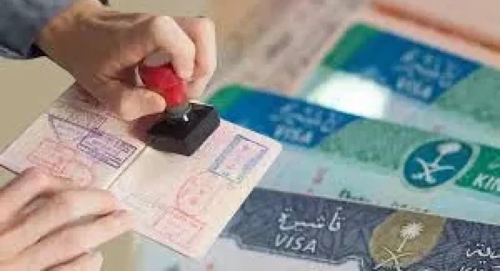 السعودية تُعلّق مؤقتًا إصدار تأشيرات العمرة لليمنيين لهذا السبب