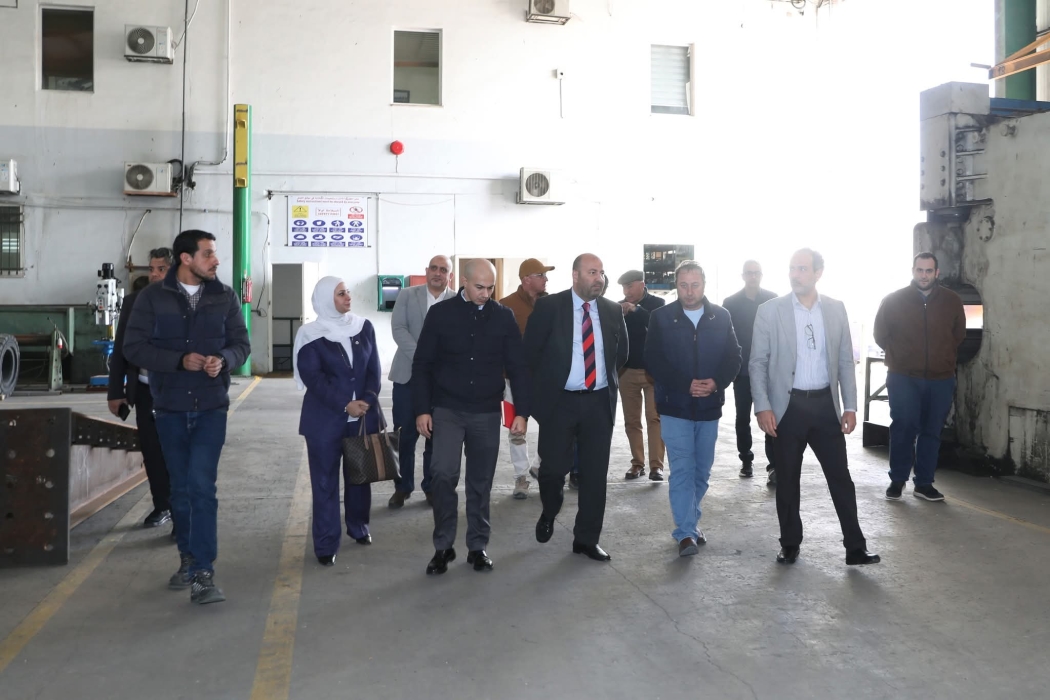 مفوض العقبة يتفقد مصنعَي نجم البحر والخليج...صور