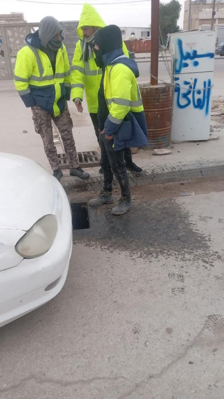 بلدية الموقر تنظف العبارات ومجاري المياه في الفيصلية...صور