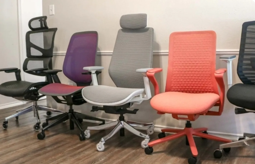 الخلايلة يطلب شراء 400 كرسي لموظفي الضمان الاجتماعي