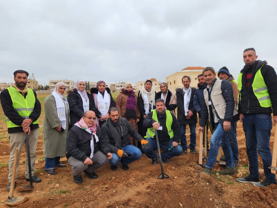 بلدية سحاب تطلق حملة تشجير لتعزيز الغطاء النباتي في المدينة...صور