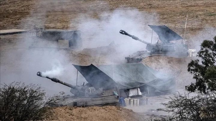 هل الهدنة حبر على ورق؟ استشهاد أربعة فلسطينيين في قصفٍ مدفعيٍّ إسرائيليٍّ شرق مدينة غزة