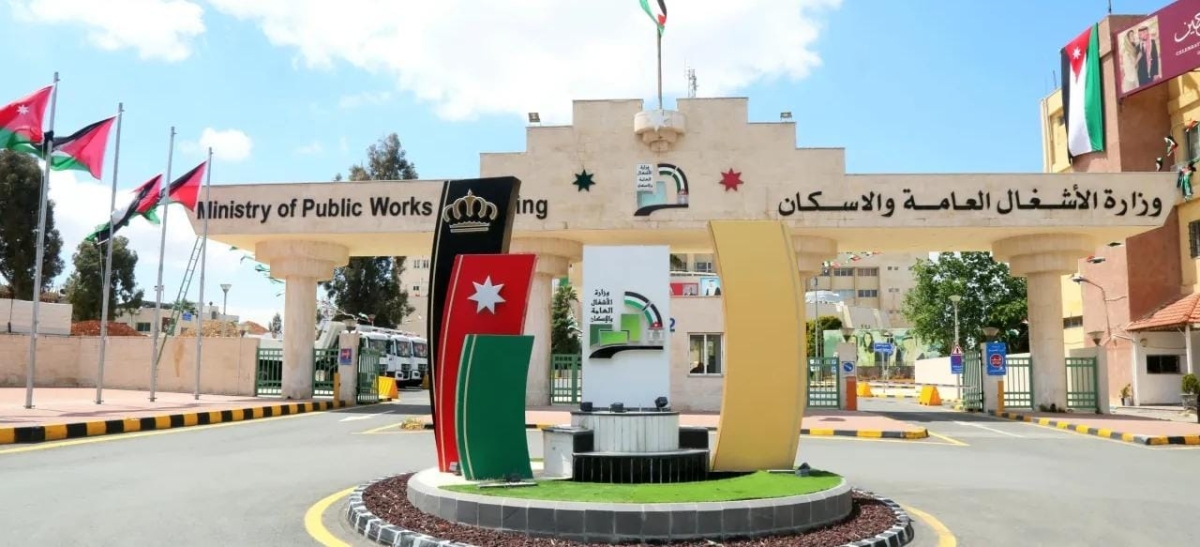 الأشغال تبدأ دراسة توسعة طريق أم قيسكفر أسد