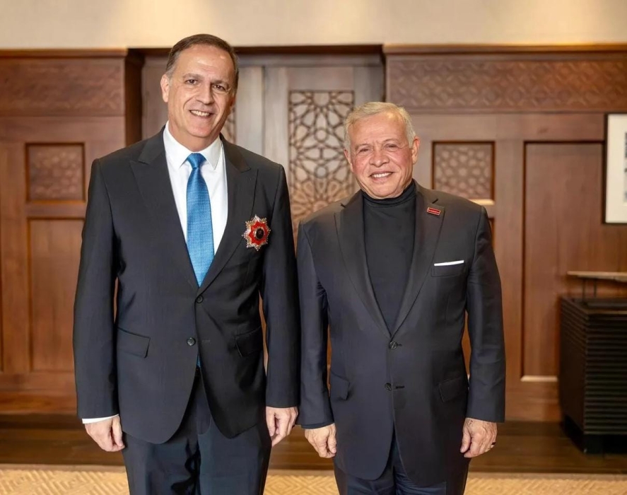 الملك ينعم على الدكتور فراج بوسام لجهوده في تأسيس (نظام حكيم)