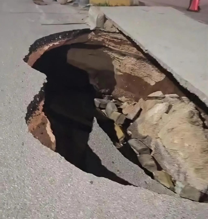 بلدية إربد: تسرب الصرف الصحي تسبب بانهيار جزئي في شارع إسلام اباد