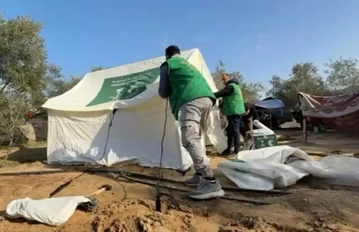 مركز الملك سلمان للإغاثة يلبي النداء الإنساني لعائلة نازحة وسط قطاع غزة