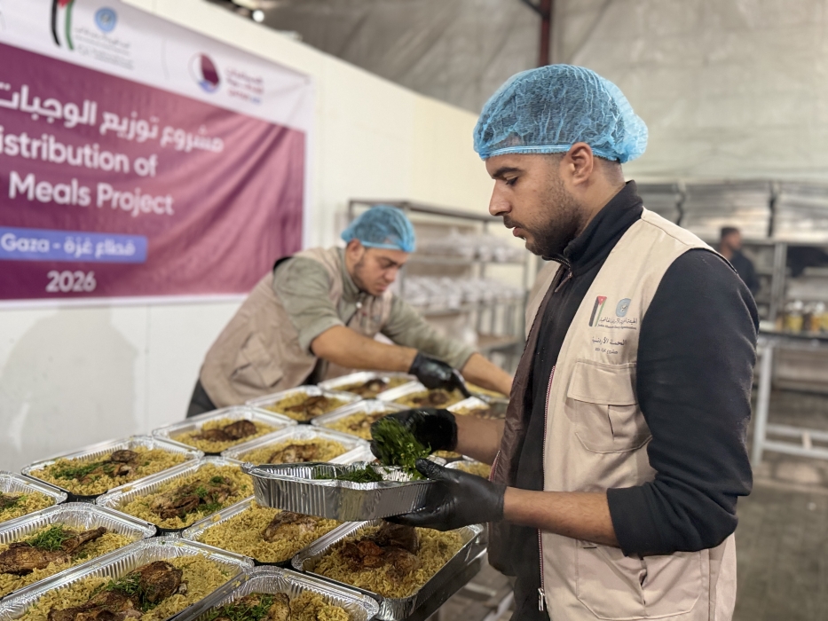 الهيئة الخيرية الهاشمية والهلال الأحمر القطري يوزعان وجبات على الأسر في غزة