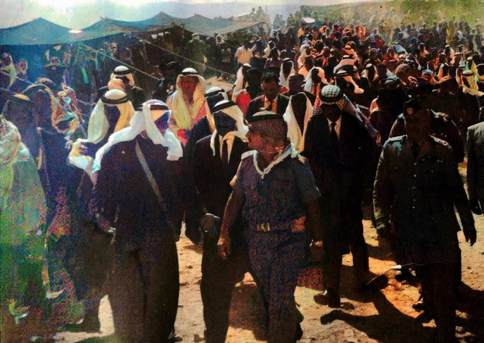 صورة تاريخية تعود لعام 1968 لزيارة سمو الأمير الحسن بن طلال إلى قبيلة السرحان