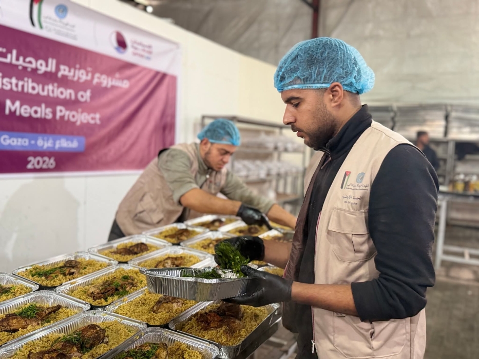 الأردن بالشراكة مع قطر يوزعان وجبات ساخنة على الأسر في غزة