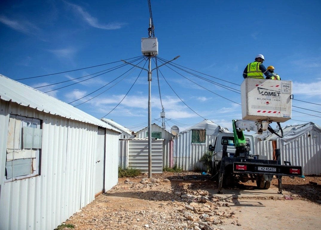 الأردن يعزز استقرار مخيم الأزرق بتوفير الكهرباء على مدار الساعة للاجئين