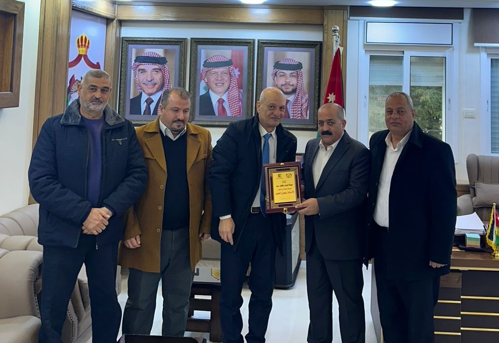 هيئة شباب كفرسوم تكرّم محافظ إربد في مكتبه تقديرًا لجهوده في خدمة المجتمع