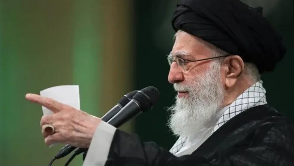 خطيب طهران يلوّح بالتصعيد: مصالح أمريكا في المنطقة تحت التهديد