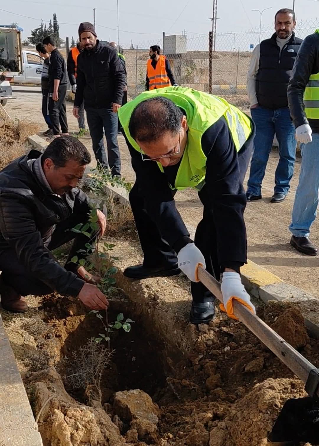 بلدية لواء الموقر تُشارك في الحملة الوطنية للتشجير بزراعة 500 شجرة...صور