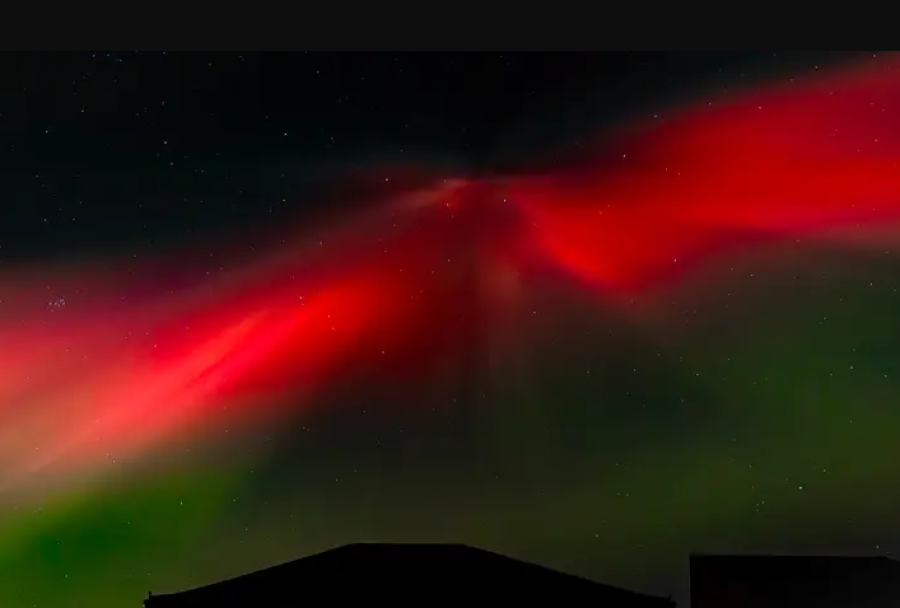 مع أقوى عاصفة شمسية تضرب الأرض .. سماء أوروبا تتحول للأحمر