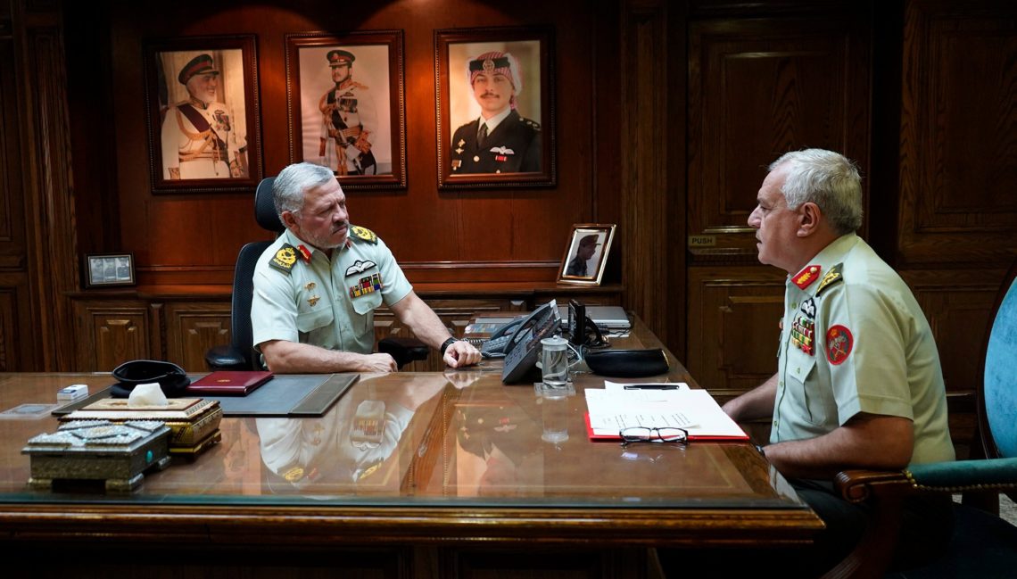 عاجل .... الملك يتلقى رسالة جوابية من رئيس هيئة الأركان المشتركة