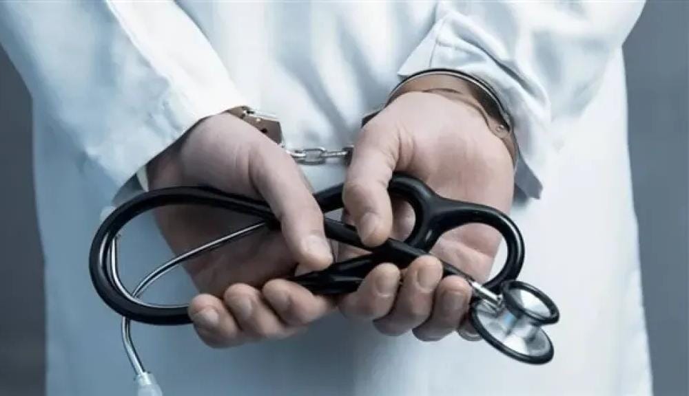 صدمة عيادة بدولة عربية وهمية يديرها تاجر مخدرات متنكرًا بزي طبيب.. إيه الحكاية