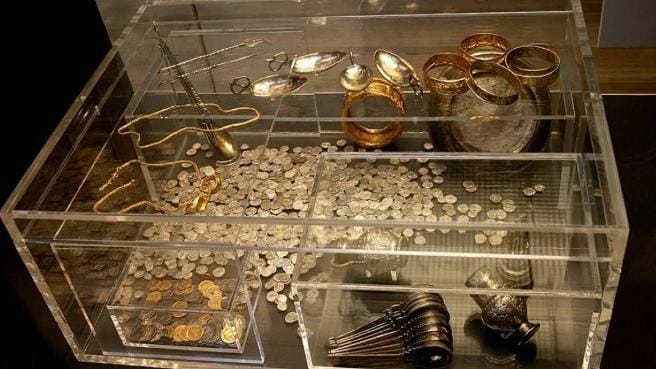 من مطرقة لثروة بالملايين.. اكتشاف خامس أغلى كنز في العالم بالصدفة!