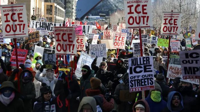 بعد سقوط قتيل..حاكم بمينيابوليس يطالب بسحب قوات الهجرة وترمب يتهمه بالتحريض