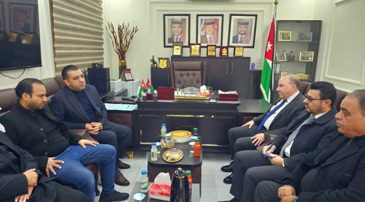 فلسطين النيابية تزور مخيم الوحدات للاطلاع على واقع الخدمات