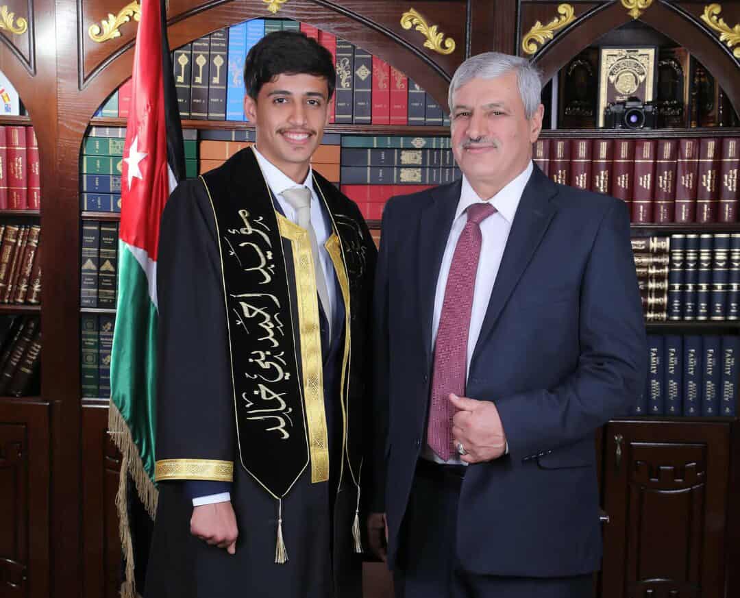 الجبور يهنئ اللواء الركن المتقاعد أحمد الخالدي بتخرج نجله مؤيد من جامعة آل البيت