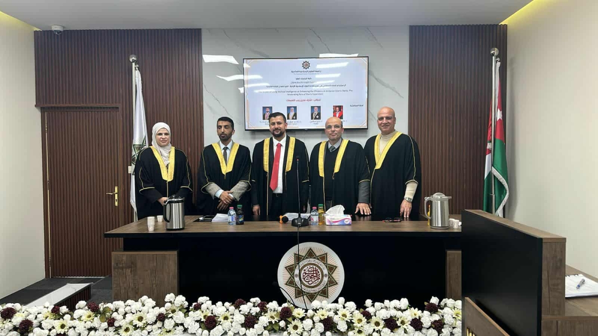 أبو سويلم يهنئ أشرف النعيمات بمناقشة رسالة الماجستير