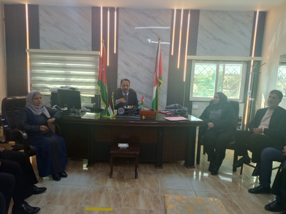 مدير تربية الموقر يعقد اجتماعين  للأقسام والمشرفين التربويين