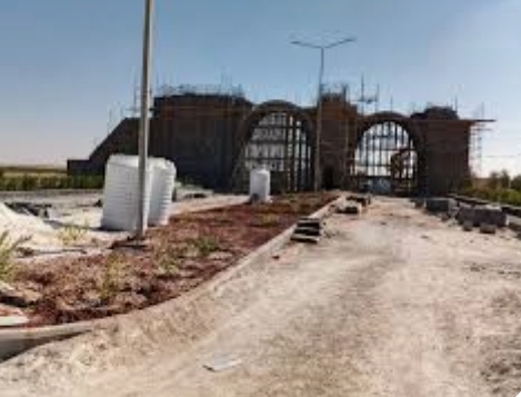 بلدية ام الجمال تنفذ جداريات فسيفسائية على مدخل المدينة الأثرية