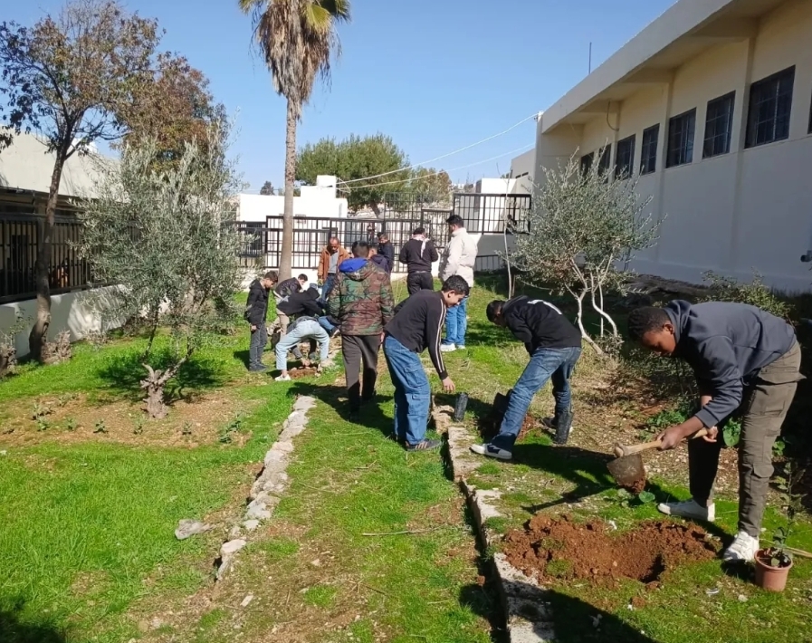 مركز شباب القويسمة يشارك في الحملة الوطنية للتشجير