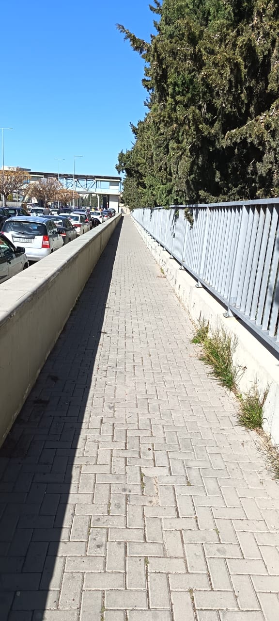 أمانة عمّان ترفع النفايات المتراكمة قرب سور الجامعة الأردنية... صور