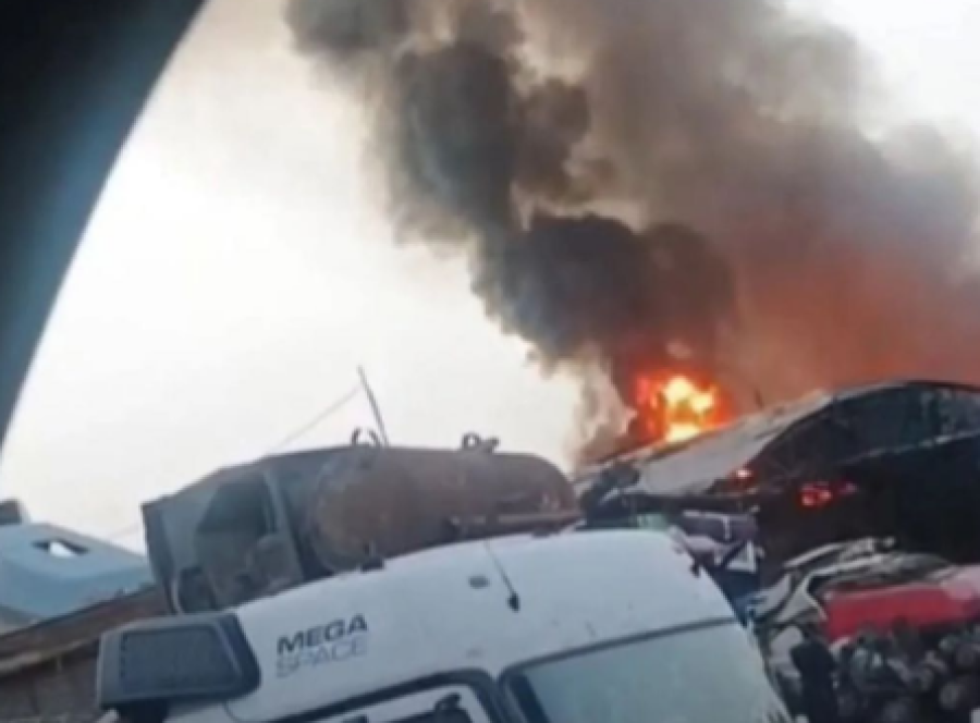 عاجل ... اندلاع حريق كبير في محلّين لبيع قطع سيارات في منطقة أبو علندا