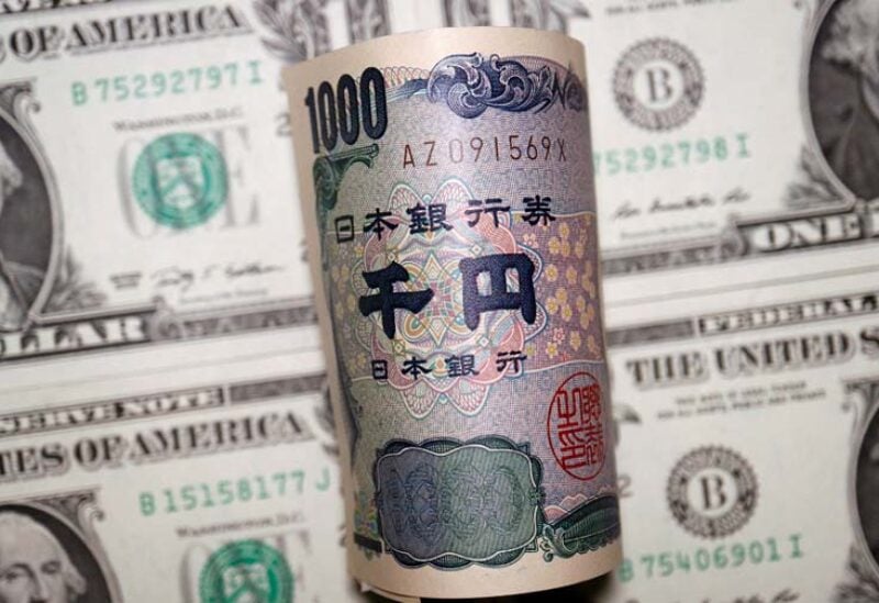 الدولار يتراجع بضغط من ارتفاع الين